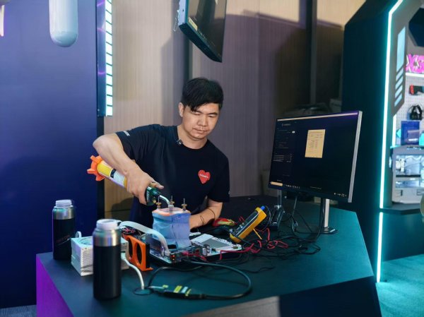 美股配资官网入口 AMD 锐龙 9800X3D 处理器频率首破 7.3G，成功超频至 7313.05 MHz